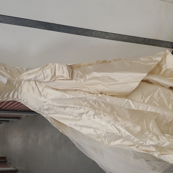 Vera Wang Dutchesse Wedding Wrap Dress SZ 8 Ivory Silk strapless Ball gown Sash - Picture 4 of 16